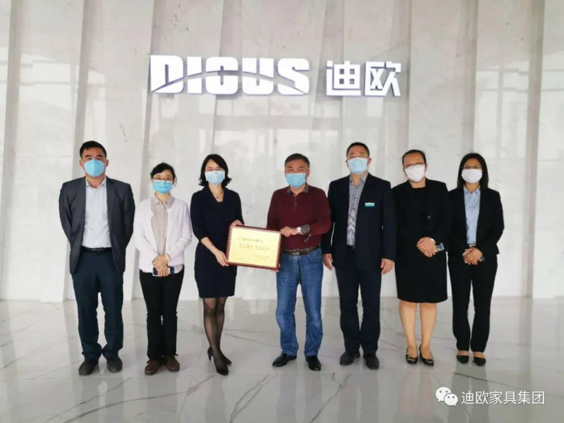 江門市江海區(qū)衛(wèi)生健康局局長(zhǎng)唐春女士、副局長(zhǎng)楊家慧女士一行為廣東迪歐家具實(shí)業(yè)有限公司頒發(fā)捐款證書