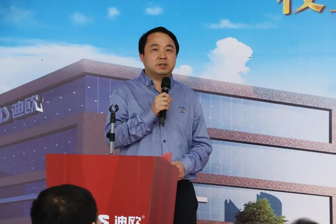 南京林業(yè)大學家居與工業(yè)設(shè)計學院院長徐偉教授致辭