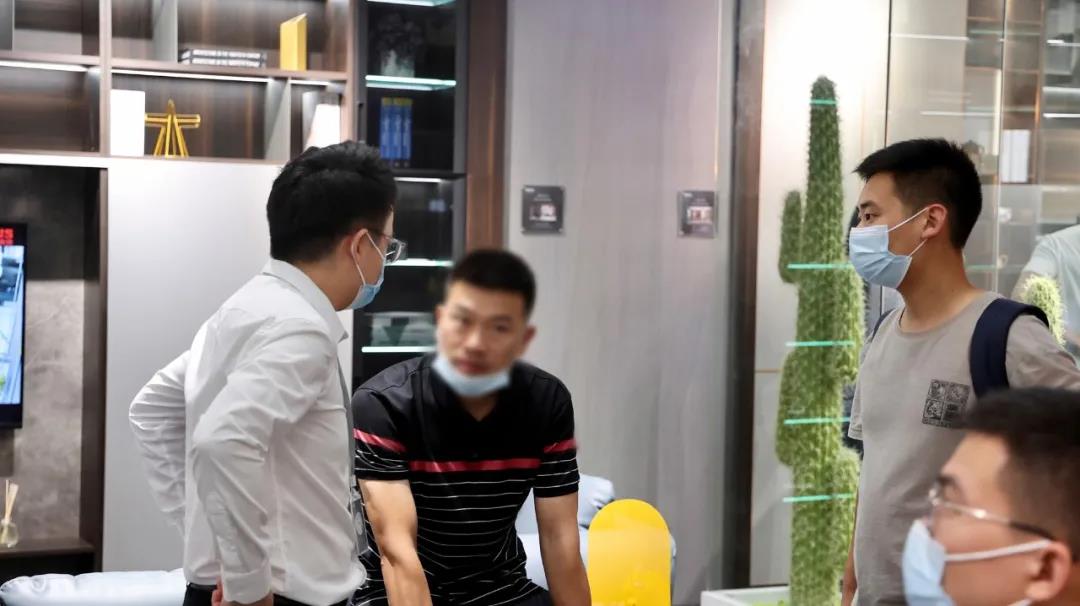 館內人氣持續不斷升溫，觀展客商前來迪歐展館咨詢、洽談