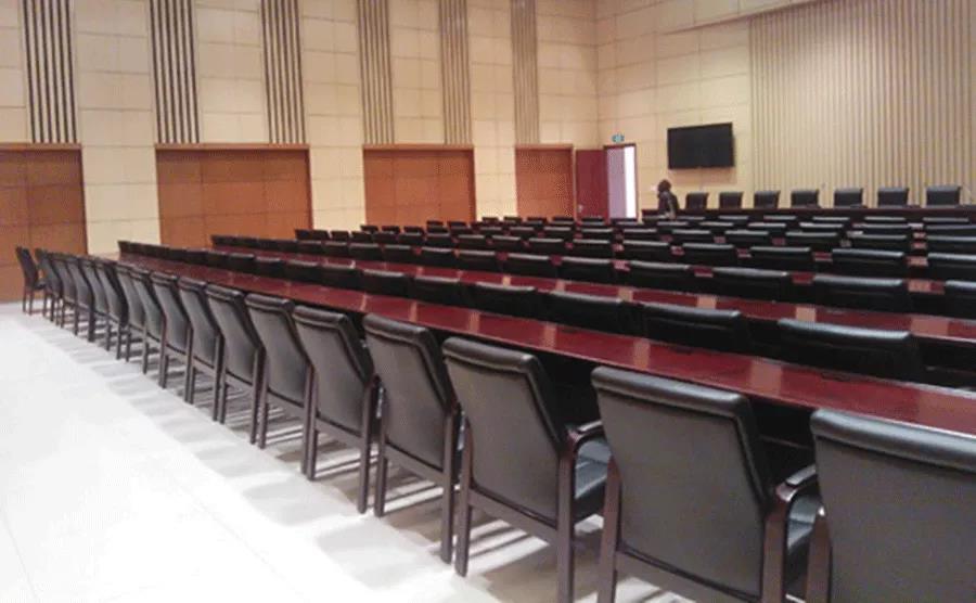 政府報(bào)告大廳—實(shí)木會議長條桌+皮質(zhì)會議椅