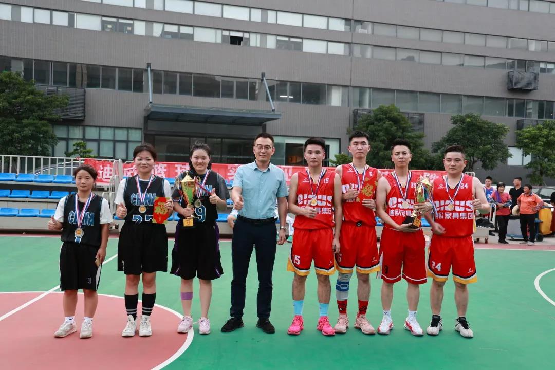 圖丨集團(tuán)副總裁劉忠會(huì)為亞軍隊(duì)伍森雅圖隊(duì)和無(wú)敵隊(duì)頒獎(jiǎng)